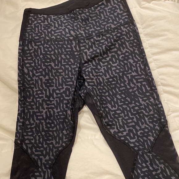 Lululemon Black Printed Mesh Back Leggings with Unique Print Size 4 - Picture 2 of 6